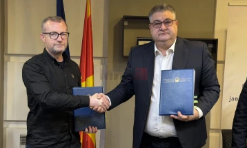 Nënshkruhet marrëveshja kolektive për të punësuarit në Ministrinë e Administratës Publike, rritje etapore e pagave deri në 40 përqind