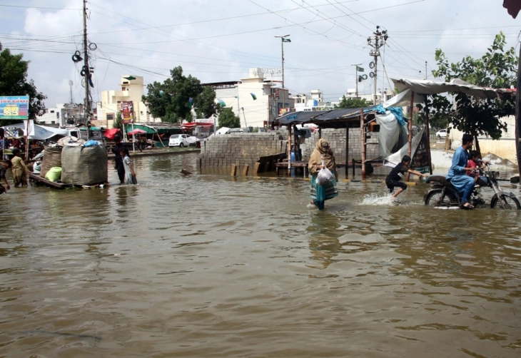 Во поплавите во Пакистан и Авганистан загинаа 45 лица