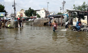 Në përmbytjet në Pakistan dhe Afganistan humbën jetën 45 persona