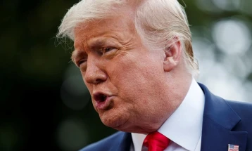 Гувернерот на Флорида го одобри преименувањето на аеродромот Палм Бич по Трамп