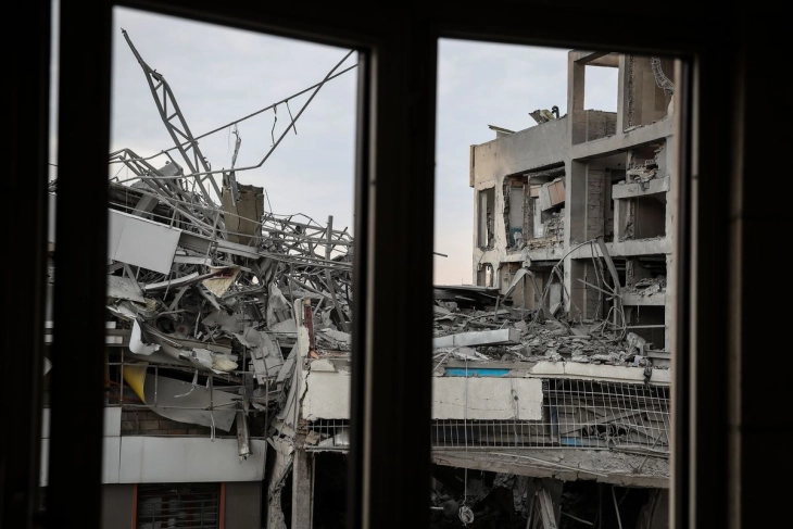 Тројца загинати и 12 повредени во напад врз верски објект во Иран