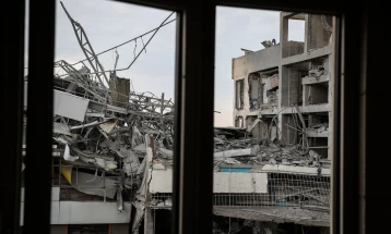 Тројца загинати и 12 повредени во напад врз верски објект во Иран