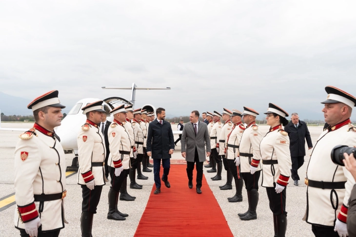 Министерот Андоновски на аеродромот во Скопје го пречека претседателот на Црна Гора, Јаков Милатовиќ