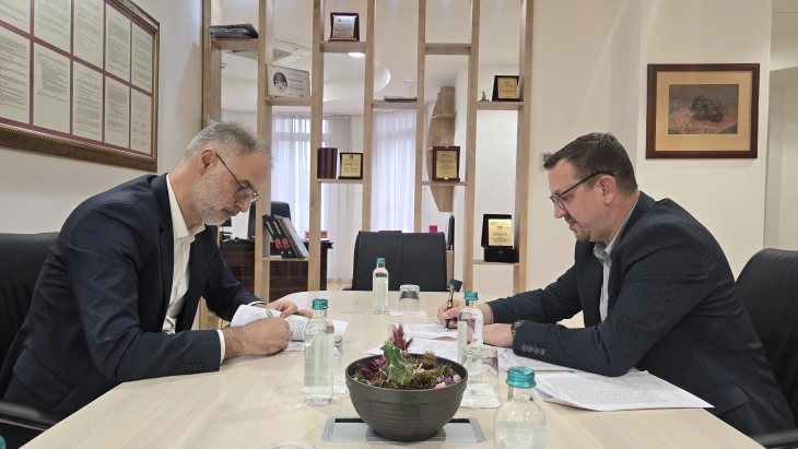 Потпишан колективниот договор за вработените во Министерството за односи меѓу заедниците, етапно зголемување на платите