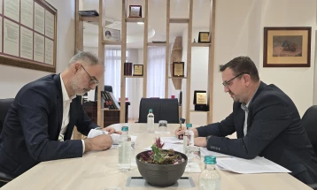 Потпишан колективниот договор за вработените во Министерството за односи меѓу заедниците, етапно зголемување на платите