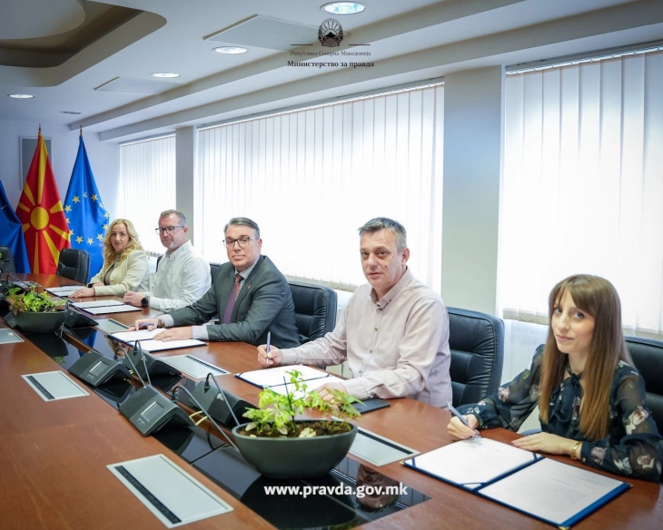 Потпишан колективниот договор за зголемување на платите во Министерството за правда