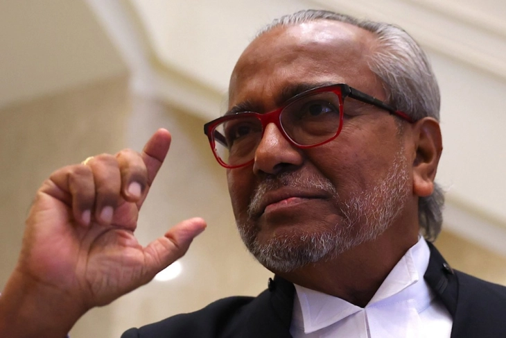 Поранешниот малезиски премиер Разак треба да плати глоба од 1,3 милијарда долари поради злоупотреба на службена должност и перење пари