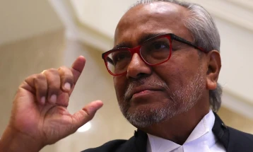 Поранешниот малезиски премиер Разак треба да плати казна од 1,3 милијарди долари поради злоупотреба на службена должност и перење пари