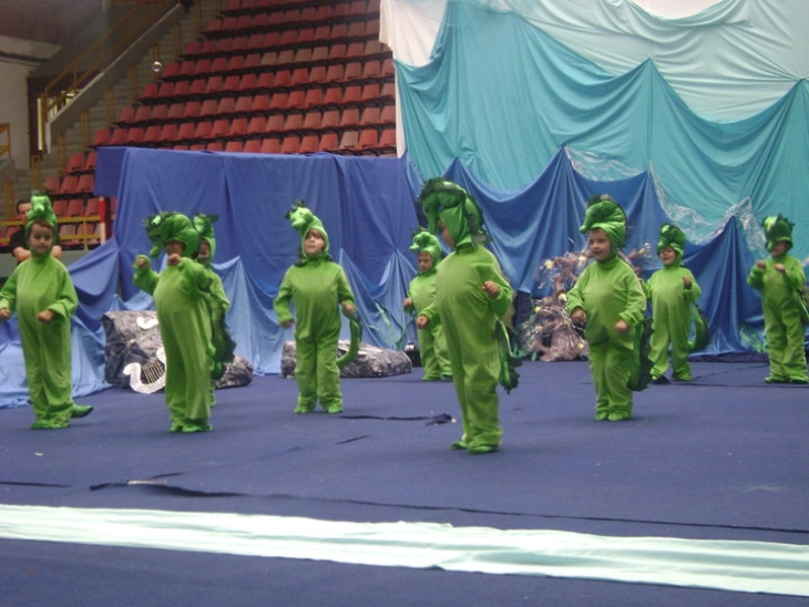 Во Велес утрешната „Априлијада“ 2026 наместо на отворено во амфитеатарот на Младиснкиот парк и низ градинките