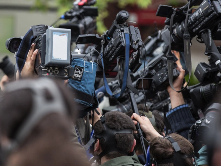 Медиумски здруженија во Србија повикуваат утре на протест поради напади врз новинари