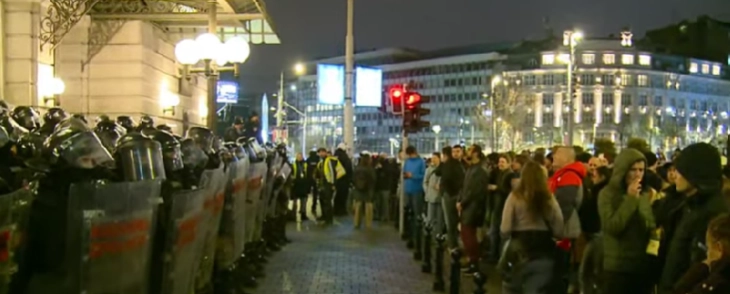 Протести во центарот на Белград по влегувањето на полицијата во Ректоратот на Универзитетот