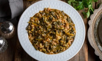 Spinaq me oriz dhe mish të grirë