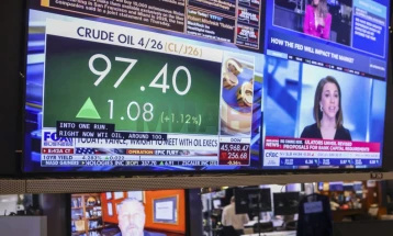 Цената на нафтата падна на помалку од 100 долари по барел по најавата за крај на војната на Блискиот Исток