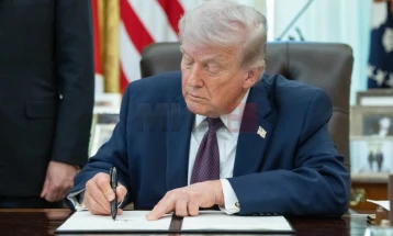 Trampi nëshkruan urdhërin për ashpërsimin e rregullave zgjedhore në SHBA