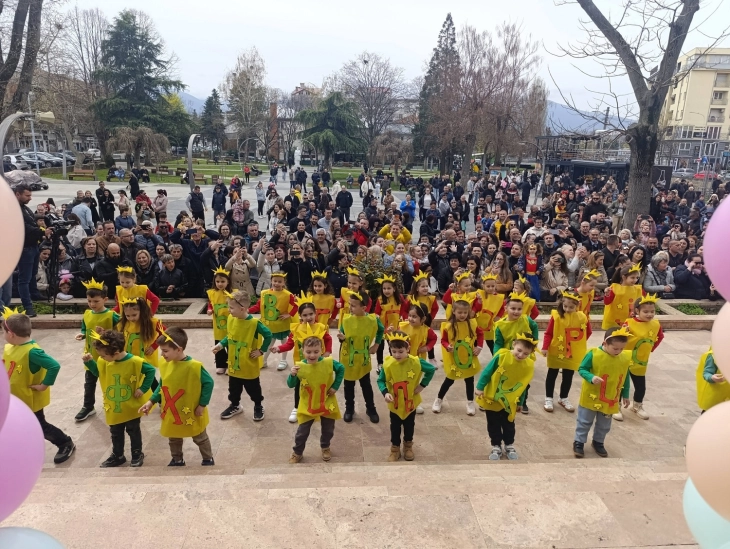 Креативни маски, игри, песни и многу шеги на денешната „Априлијада“ во Кочани