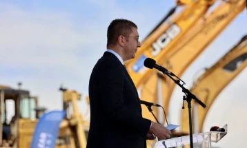 Kryeministri Mickoski në vendosjen e gurthemelit të 400 кV largpërçues nga TS “Manastir 2