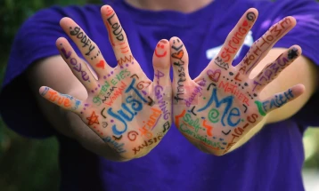 Истражување: Каде и како мозокот ги складира странските јазици?