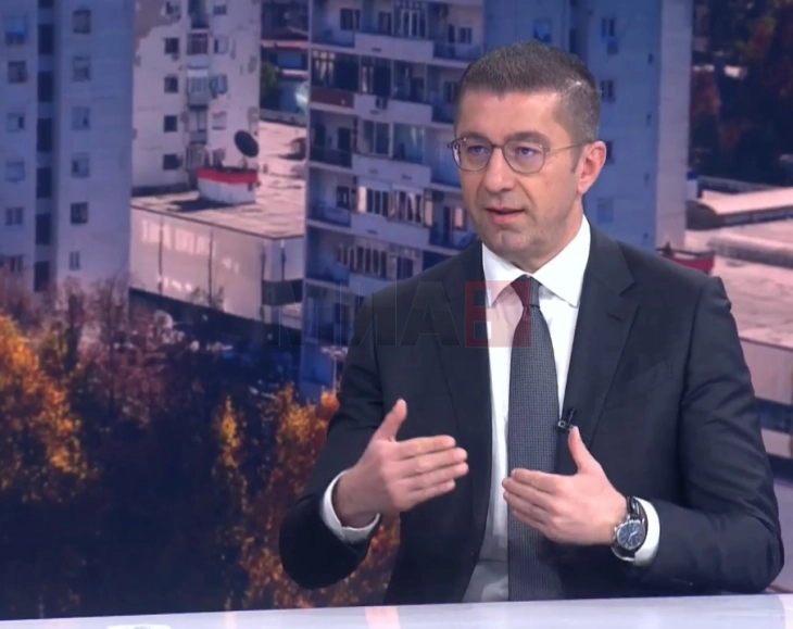 Mickoski: Gjatë tranzicionit, nga shumë njerëz të varfër pak prej tyre u bënë jashtëzakonisht të pasur, prandaj ka zhgënjim dhe emigrim, por s’ka si në shtëpinë tënde