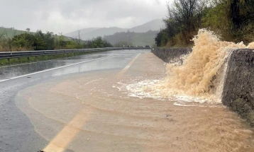 Mot i ligë në Itali: Shembet një urë në rrugë, përmbytje në disa rajone