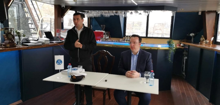 Nikolloski ua dorëzoi certifikatat kapitenëve të anijeve dhe marinarëve