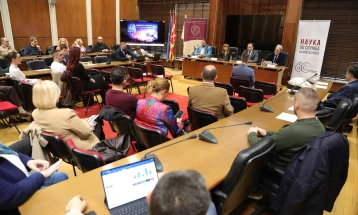 Истражување: Основците по неколку часа на ден гледаат содржини на телефон, до осмо одделение речиси престануваат да читаат книги 