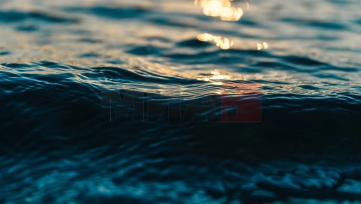 Морињата и океаните стануваат потемни