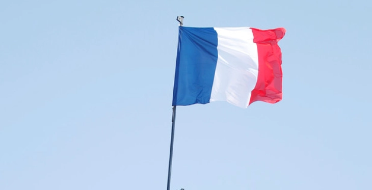 Politiko: Franca planifikon të rrisë rezervat e municioneve, raketave dhe dronëve