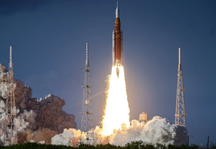 „Артемис II“ ја напушти Земјината орбита и се упати кон Месчината