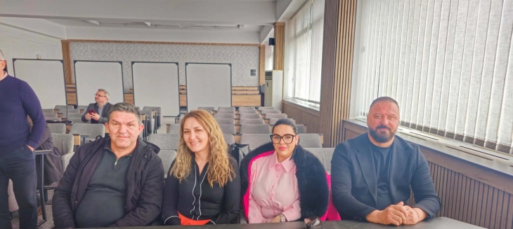 Претседателот на Советот на Општина Делчево и советници на обука за зајакнување на општинските совети