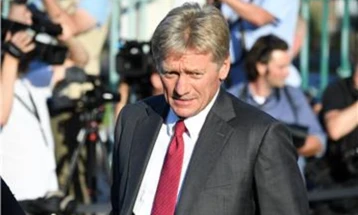 Песков: Украина мора да ги повлече војниците од Донбас за да ја запре војната