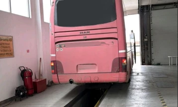 Санкциониран возач на автобус, кој со неисправни сопирачки возел двојно повеќе деца од дозволеното