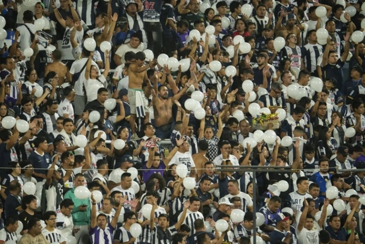 Еден навивач загина, 47 повредени на стадионот во Лима пред дербито