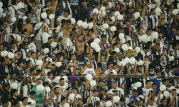 Еден навивач загина, 47 повредени на стадионот во Лима пред дербито