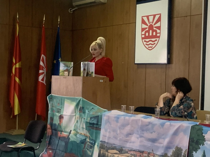 Промовирана двојазичната сликовница „Кога ќе пораснам и јас сакам да бидам како Карло“ од Десанка Николова