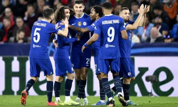 Челзи на убедлив начин избори полуфинале во ФА купот