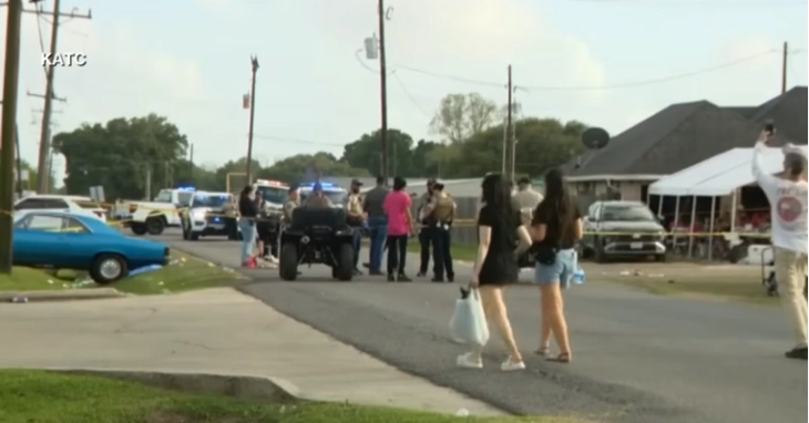 Të paktën 15 të lënduar pasi një automobil u përplas me turmën në shtetin amerikan Luiziana