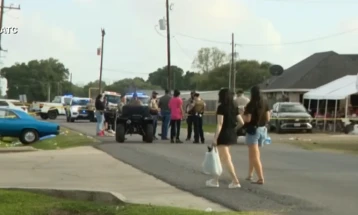 Të paktën 15 të lënduar pasi një automobil u përplas me turmën në shtetin amerikan Luiziana