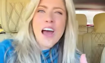 На 16 години со тумори на мозокот, четири операции, на 21 го изгубила слухот, на 25 татко и се самоубил... на 32 уште се бори и е инспирација