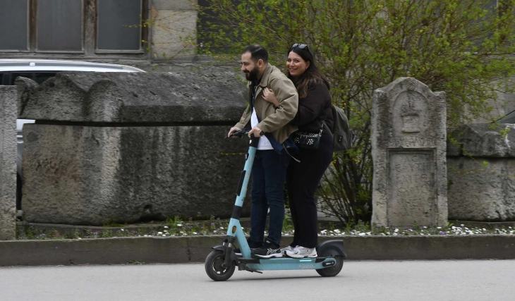 (Фото галерија) Скопјани на тротинет