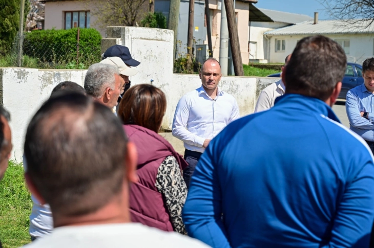 Filipçe: Masat janë të vonuara dhe të pamjaftueshme, gjithçka është shtrenjtuar