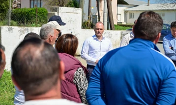 Filipçe: Masat janë të vonuara dhe të pamjaftueshme, gjithçka është shtrenjtuar