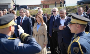 Presidentja Haxhiu bëri homazhe në Rezallë:  Gjurmët e krimit nuk do të fshihen kurrë e krimet e Serbisë nuk do të harrohen kurrë