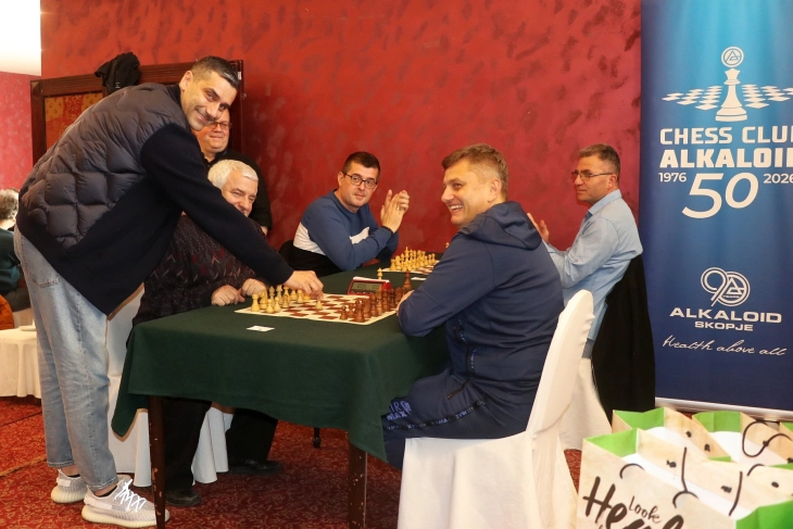 ШК Алкалоид славеше со играчите, пехарите за Николовски и Георгиев