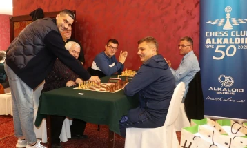 ШК Алкалоид славеше со играчите, пехарите за Николовски и Георгиев