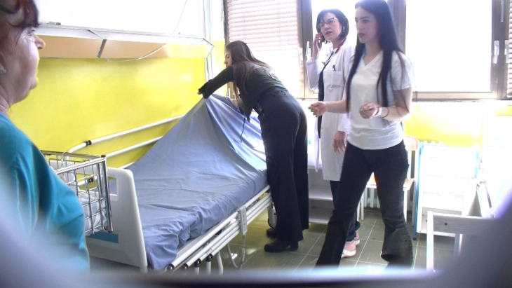 Средношколците од штипското текстилно училиште сошија посетелнини за Педијатрија