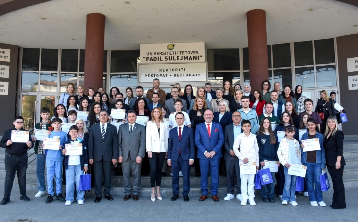 Në Universitetin e Tetovës u ndanë certifikatat për nxënësit që morën pjesë në garat e Spelling Bee 2026