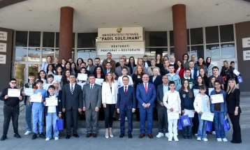 Në Universitetin e Tetovës u ndanë certifikatat për nxënësit që morën pjesë në garat e Spelling Bee 2026