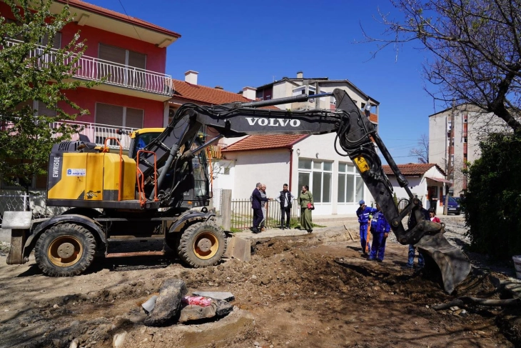 Продолжуваат градежните работи за целосна реконструција на  вториот дел од  „Белградска“ - најдолгата  улица во новиот висок  дел на Велес