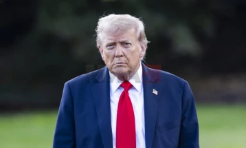 Аксиос: Трамп се соочува со клучна одлука - напад на иранската инфраструктура или продолжување на разговорите