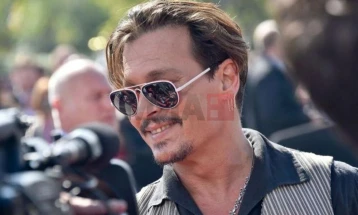 Џони Деп го претстави својот бренд на алкохолен пијалак откривајќи ја симболиката на неговото име